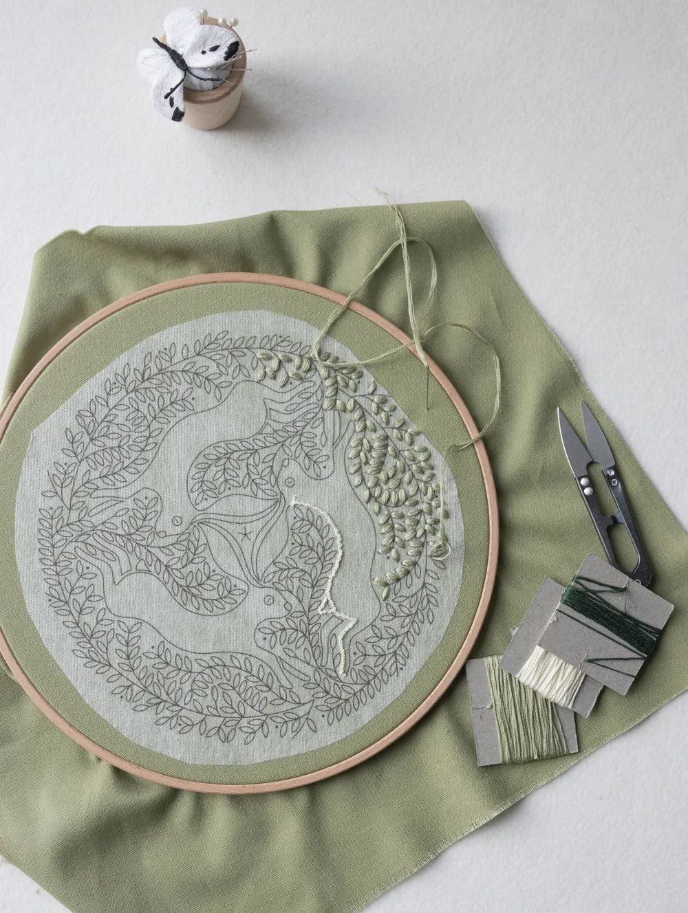 Handmade Three White Rabbits Embroidery Wall Art for small living room, Green Vines Pattern, Cotton Linen Round Frame Home Decor